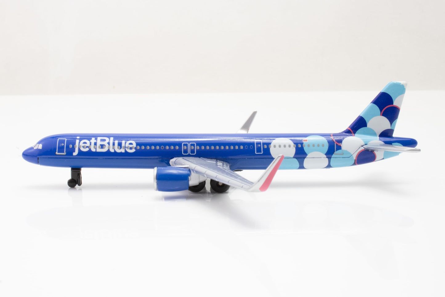 Daron 12-Piece jetBlue A321 Balloons Livery Airport Die-Cast Metal and Plastic Airplane, Vehicles, and Accessories Playset Toy and Collectible, for Age 3+