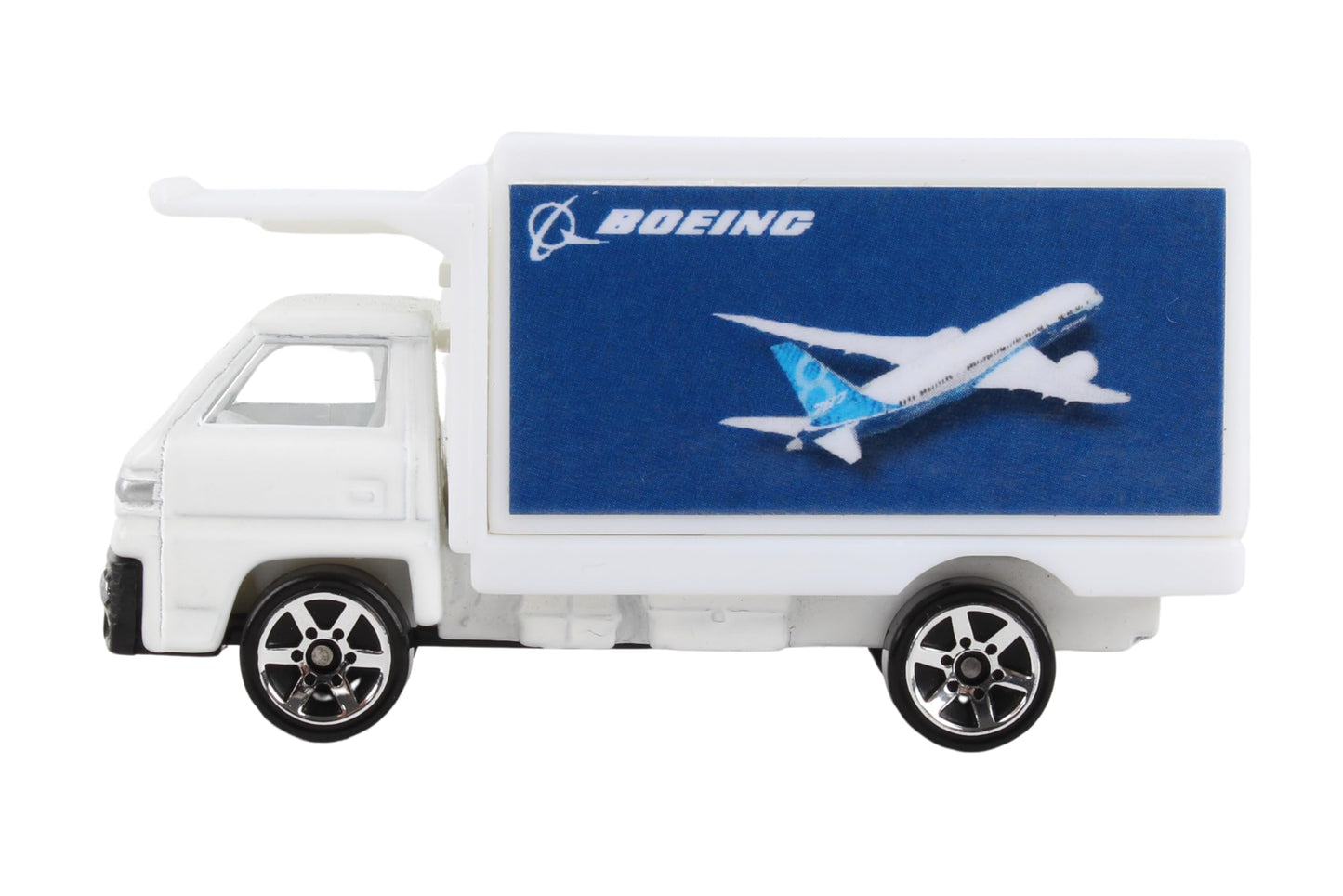 Daron Airport Playset – Boeing 787 – Die-Cast Metal Airplane Toy with Plastic Accessories and Vehicles for Kids Ages 3+