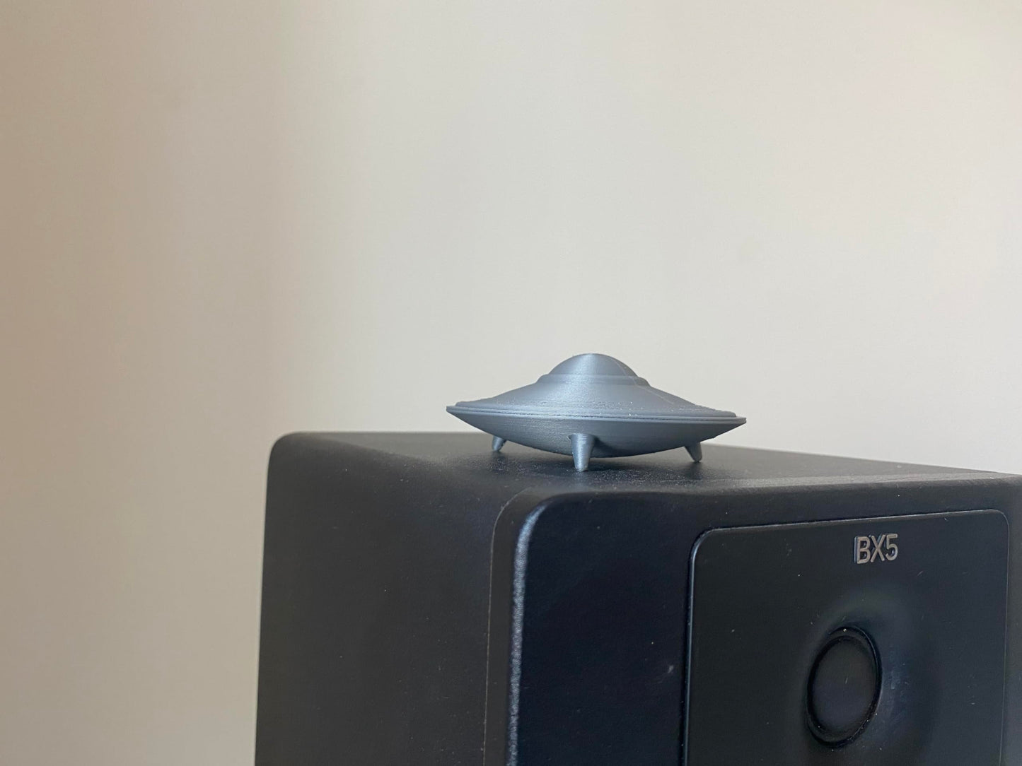 UFO Flying Saucer Figurine – 3D Printed Sci-Fi UAP Desk Decor, Alien Spaceship Model, Unique Gift for Sci-Fi Lovers, Retro Futuristic Home Decoration - SILVER