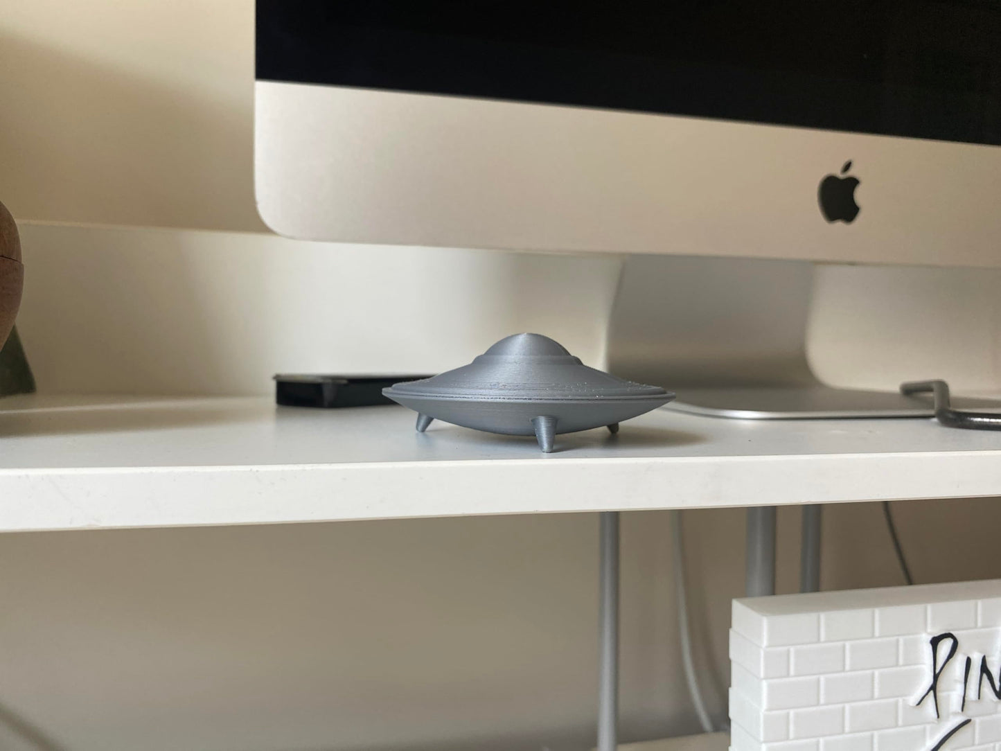 UFO Flying Saucer Figurine – 3D Printed Sci-Fi UAP Desk Decor, Alien Spaceship Model, Unique Gift for Sci-Fi Lovers, Retro Futuristic Home Decoration - SILVER