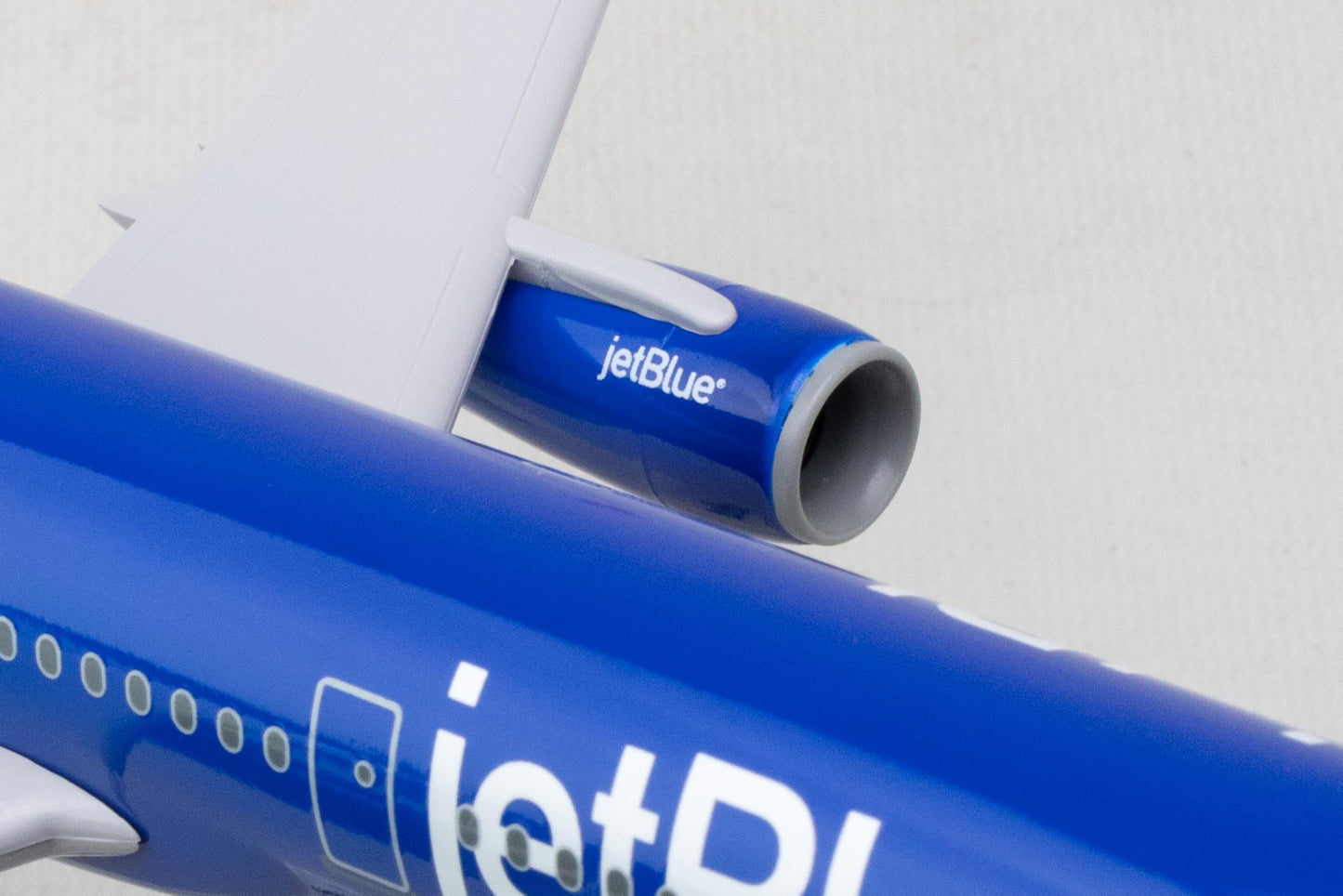 Daron jetBlue A321 Balloons 1/150 Injection-Molded Plastic Collectible Airplane for Kids Ages 14+