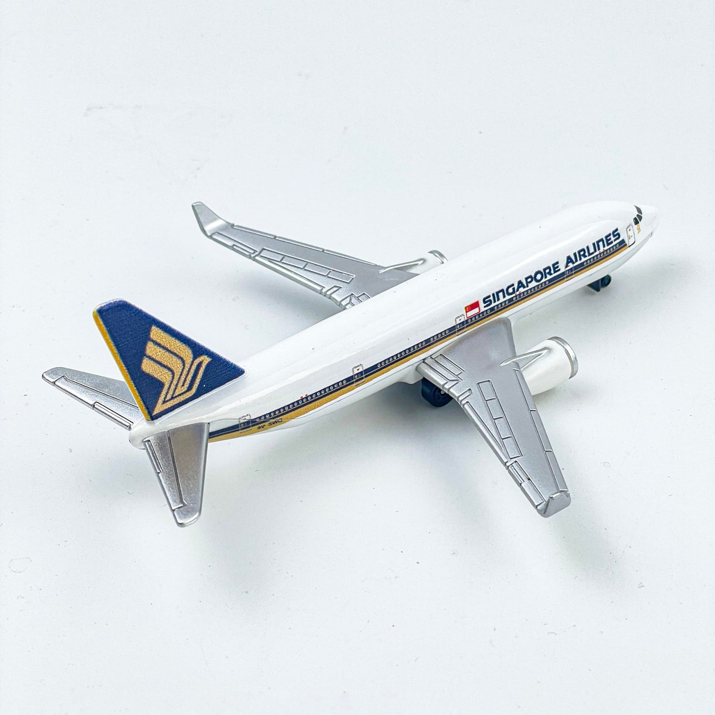 AVIAMUSE Model Airplane, Singapore Aircraft Planes Model Suitable for Collection and Christmas Birthday, Desktop Decor