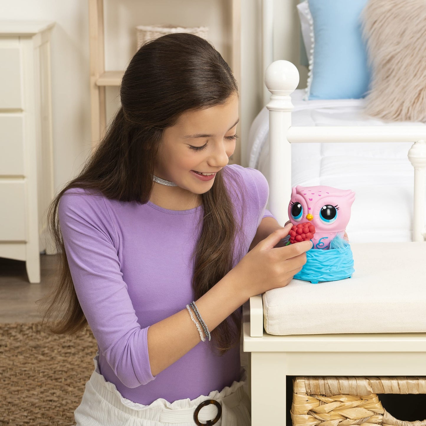 Owleez 6053359 Flying Baby Owl Interactive Toy with Lights and Sounds (Pink), for Kids Aged 6 and Up, Pink