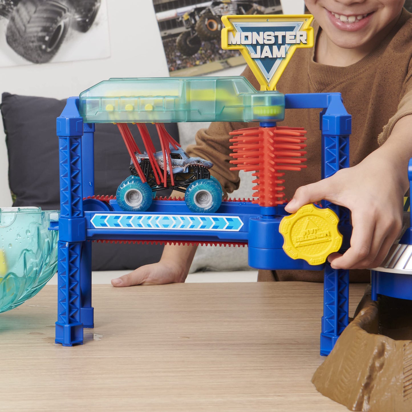 Monster Jam, Megalodon Monster Wash, Includes Color-Changing Truck, Interactive Water Play Kids Toys for Aged 3 and Up