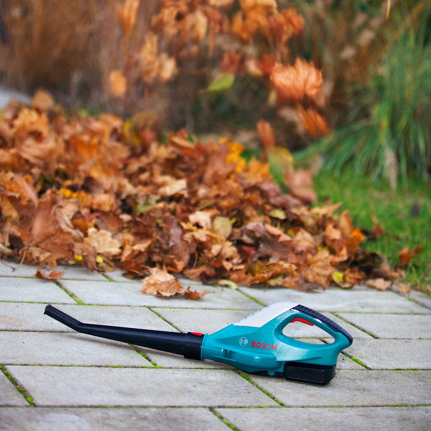 Theo Klein 2776/2773 Theo Klein Bosch Leaf Blower Toy